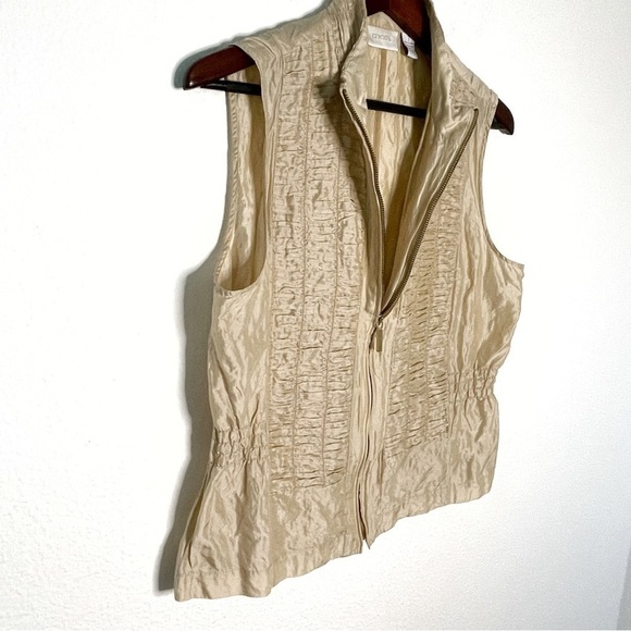 Chico’s shirred Beige Textured silk blend Crinkle Full-Zip vest size 1 or M - Picture 2 of 11